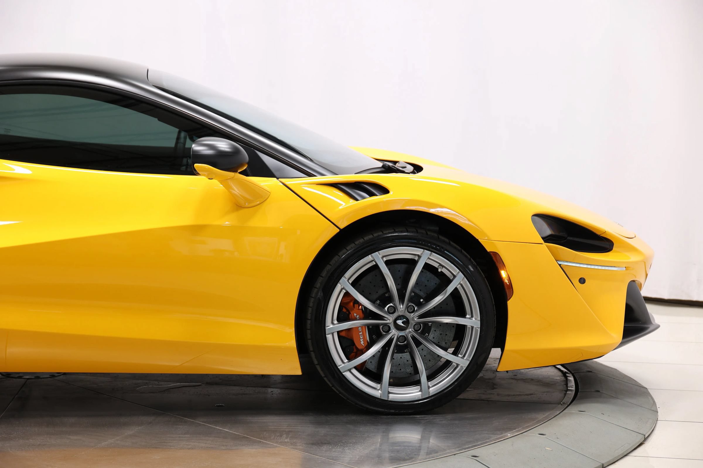 Used 2023 McLaren Artura RWD image 65