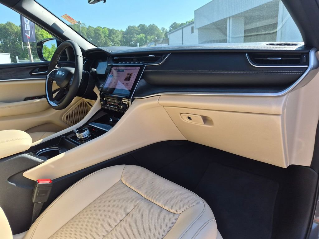 Used 2025 Jeep Grand Cherokee L Limited w/ Luxury Tech Group II image 37