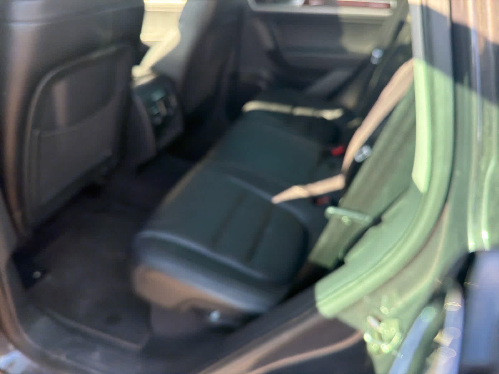 Used 2012 Volkswagen Touareg TDI image 7