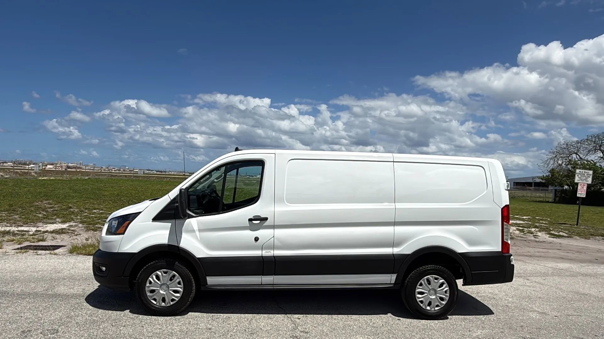 Used 2024 Ford Transit 250 Low Roof w/ Exterior Upgrade Package RWD image 2
