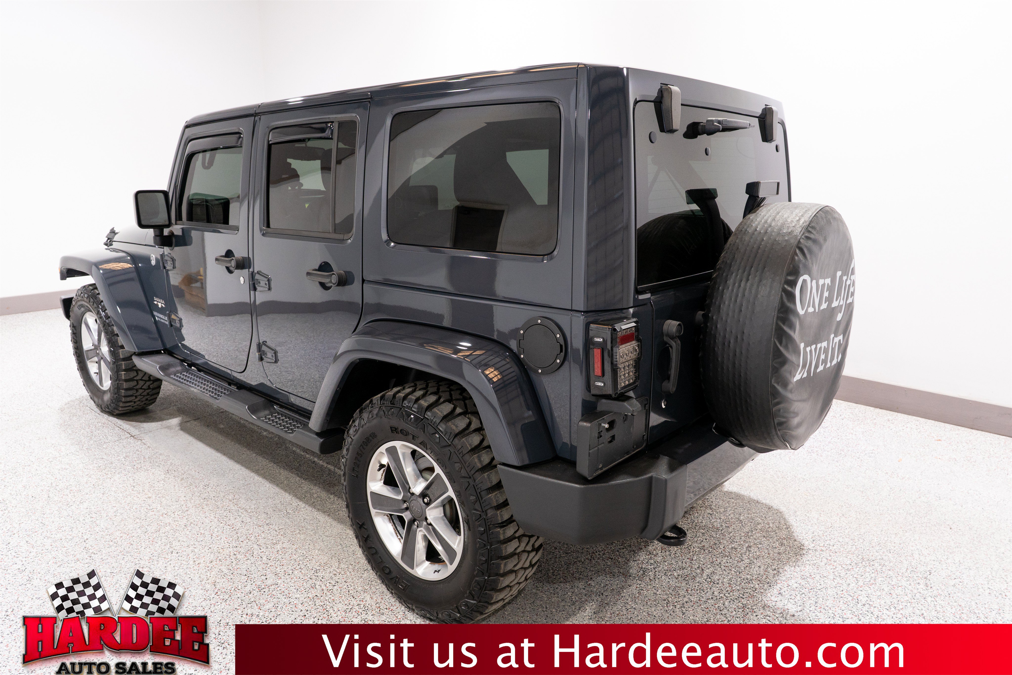Used 2017 Jeep Wrangler Unlimited Sahara w/ Connectivity Group AWD/4WD image 3
