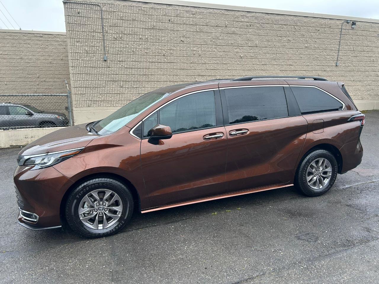 Used 2023 Toyota Sienna XLE w/ XLE Plus Package image 8