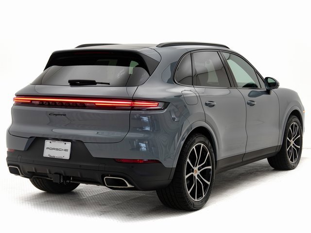 Used 2025 Porsche Cayenne image 32