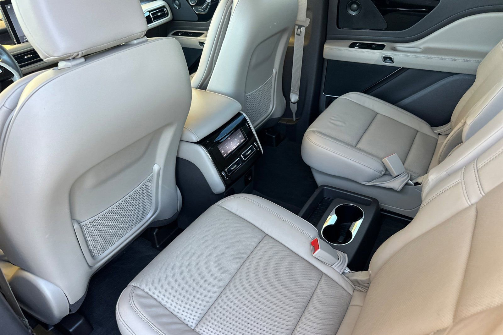 Used 2023 Lincoln Aviator Reserve w/ Equipment Group 201A RWD image 14