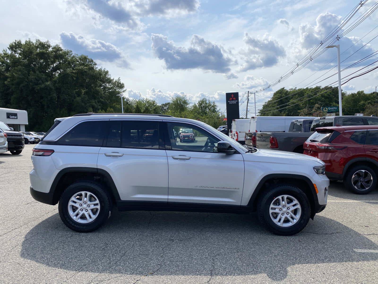Certified 2023 Jeep Grand Cherokee Laredo AWD/4WD image 2