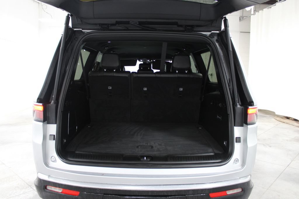 Used 2023 Jeep Wagoneer L Series III w/ Preferred Equipment Group AWD/4WD image 31