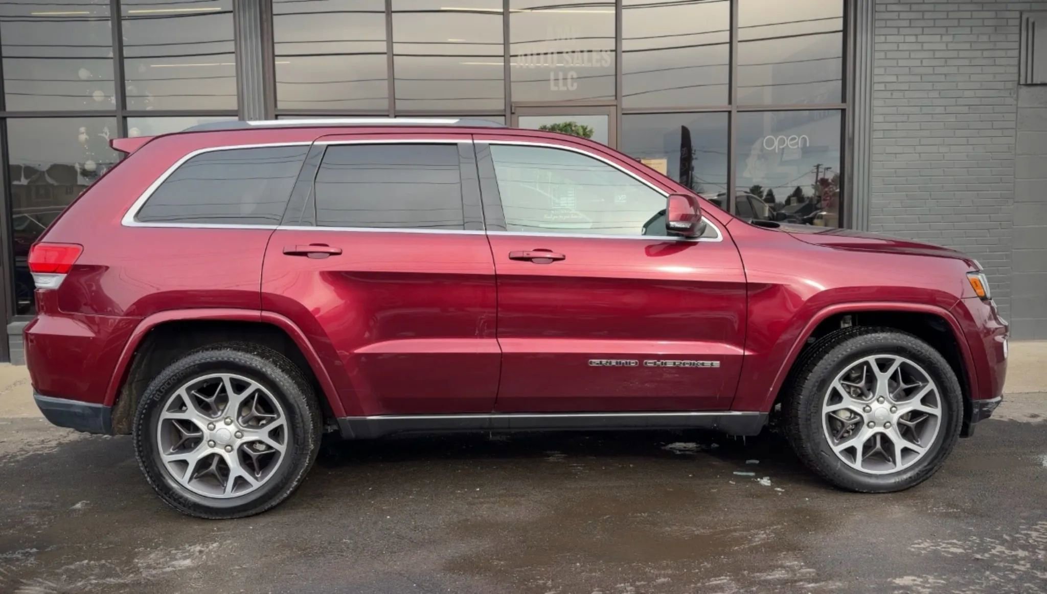 Used 2018 Jeep Grand Cherokee Limited image 2