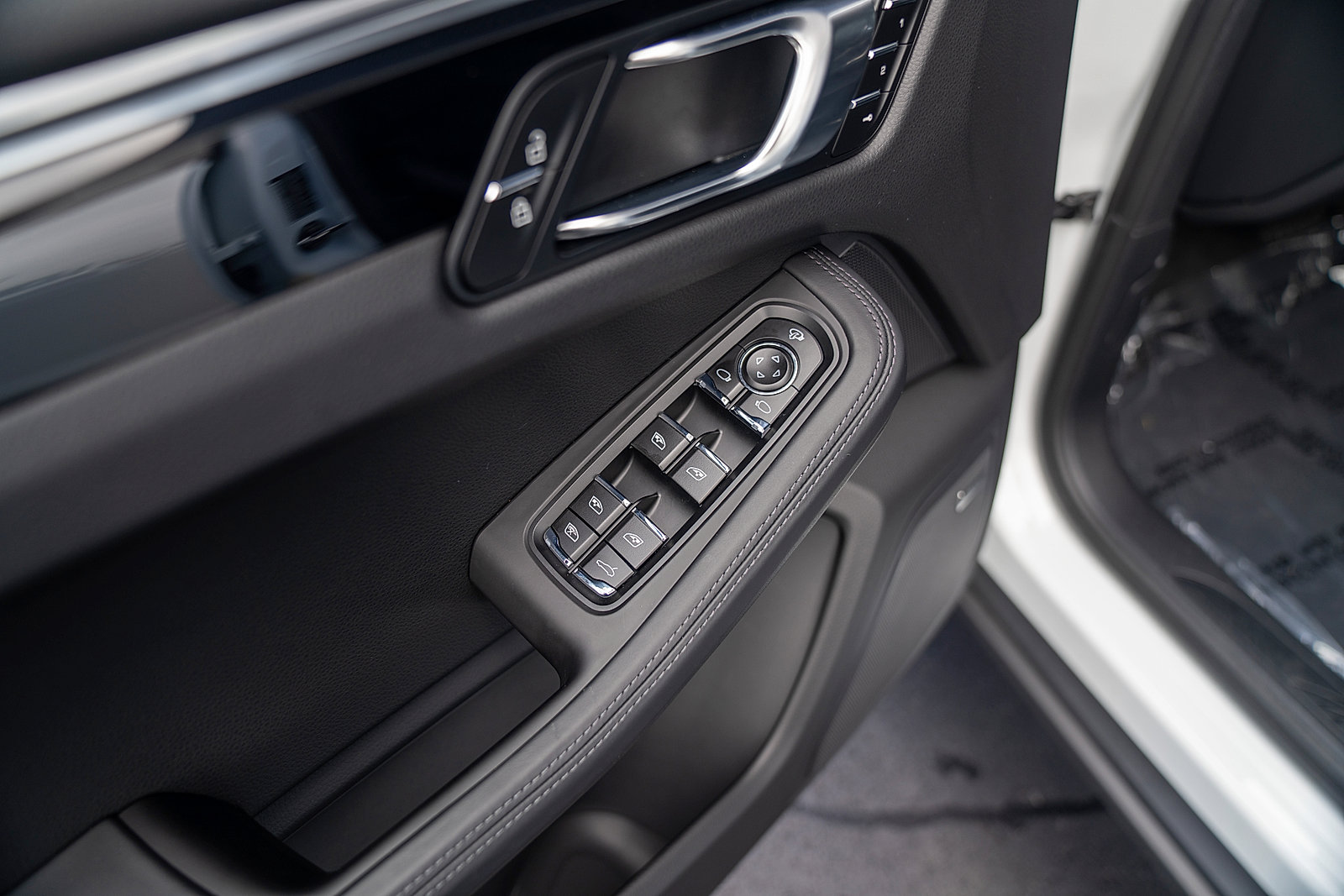 Certified 2025 Porsche Macan AWD/4WD image 19