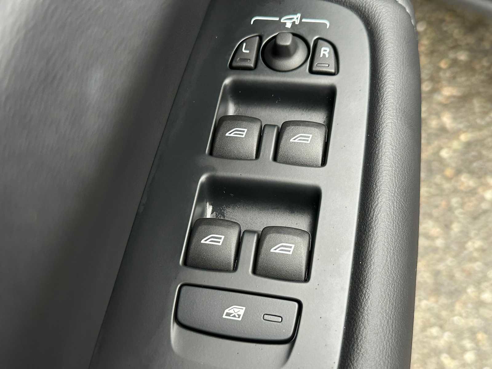 Used 2025 Volvo XC60 B5 Core w/ Protection Package Premier image 21