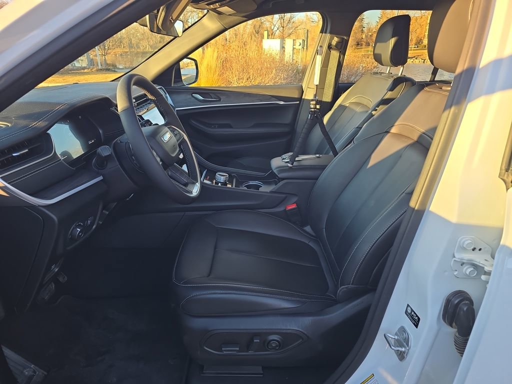 Used 2025 Jeep Grand Cherokee Limited w/ Trailer Tow Package image 11