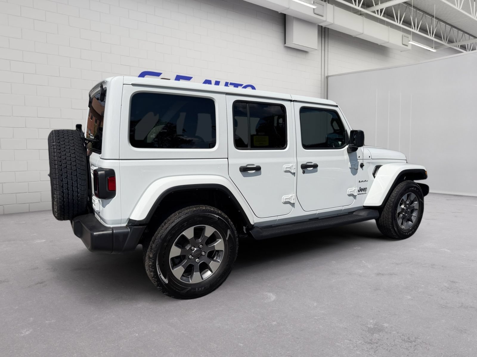 Used 2023 Jeep Wrangler Unlimited Sahara w/ Cold Weather Group AWD/4WD image 4