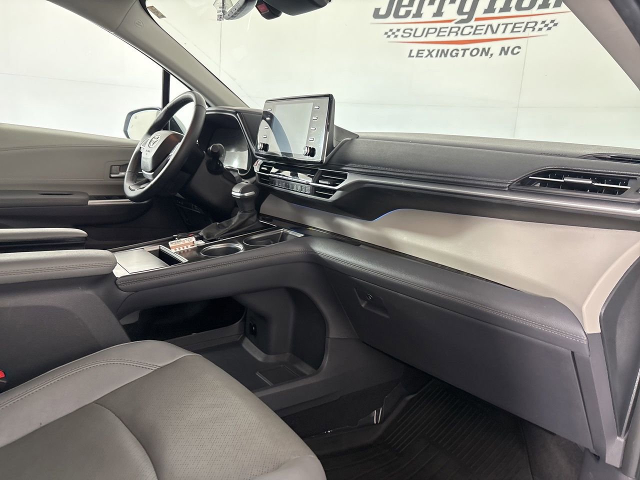 Used 2024 Toyota Sienna Limited AWD/4WD image 32