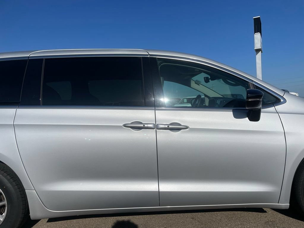 Used 2024 Chrysler Pacifica Touring-L FWD image 37
