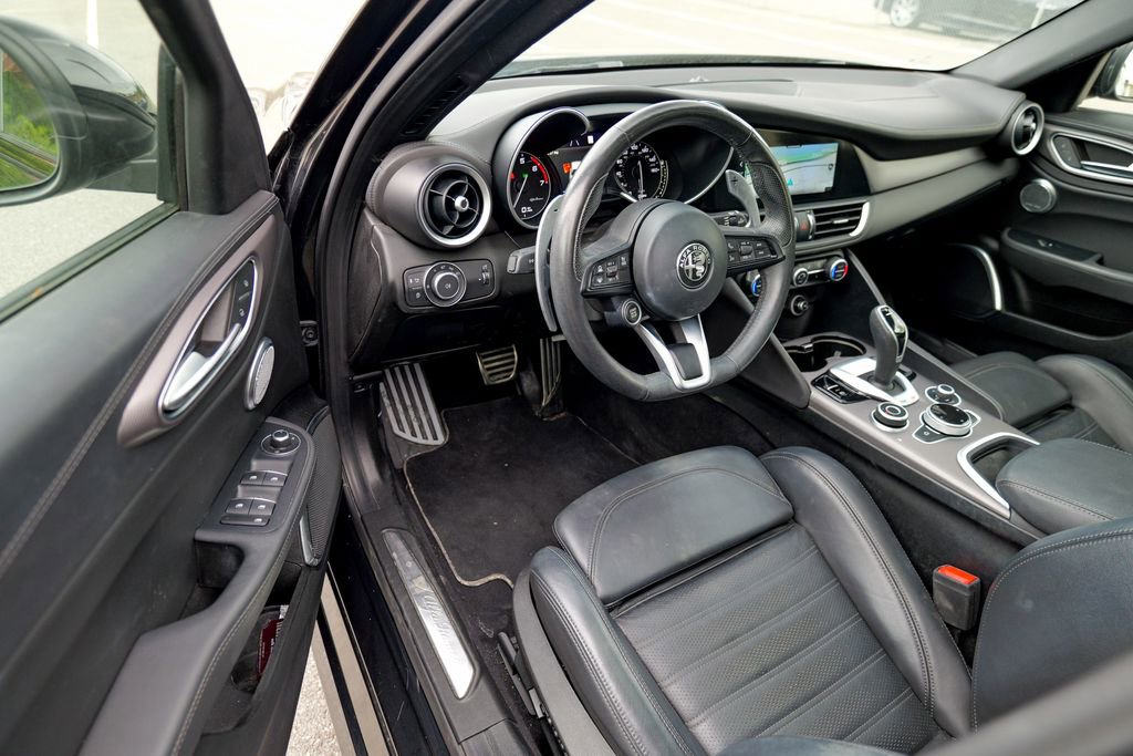 Used 2022 Alfa Romeo Giulia Veloce AWD/4WD image 16