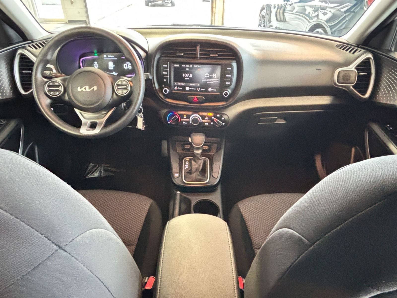 Used 2025 Kia Soul LX w/ LX Technology Package FWD image 30