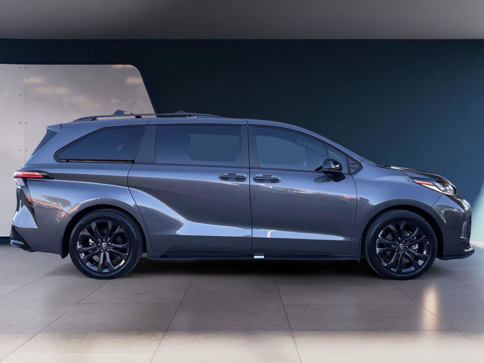 Used 2025 Toyota Sienna XSE w/ XSE Plus Package image 6