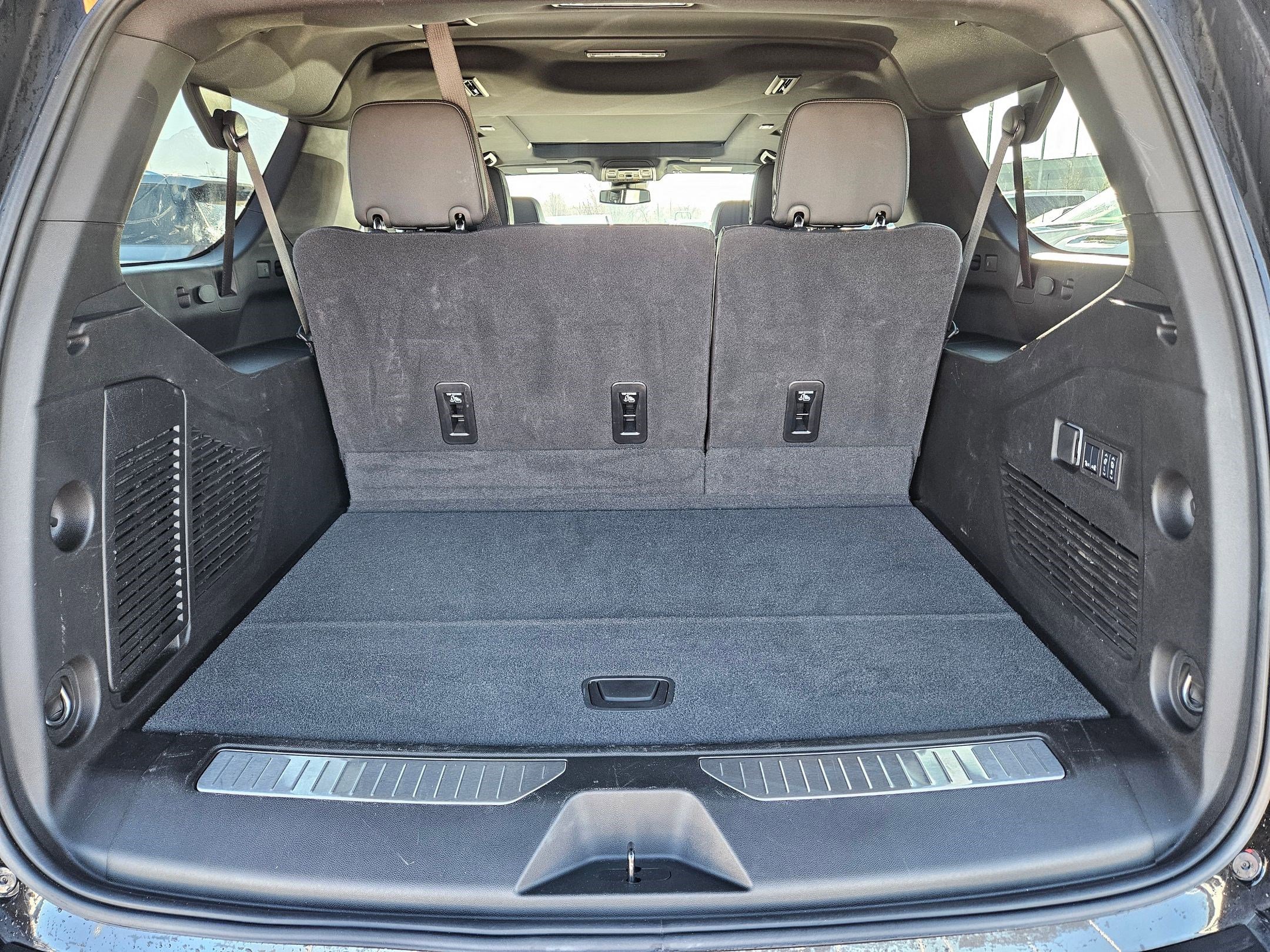 Used 2025 Chevrolet Suburban Z71 w/ Comfort Package image 30