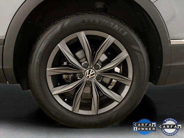Used 2023 Volkswagen Tiguan SE w/ Panoramic Sunroof Package image 31
