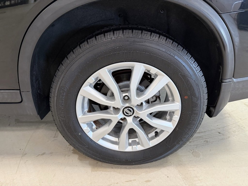 Used 2017 Nissan Rogue SV w/ Sun & Sound Touring Package image 10