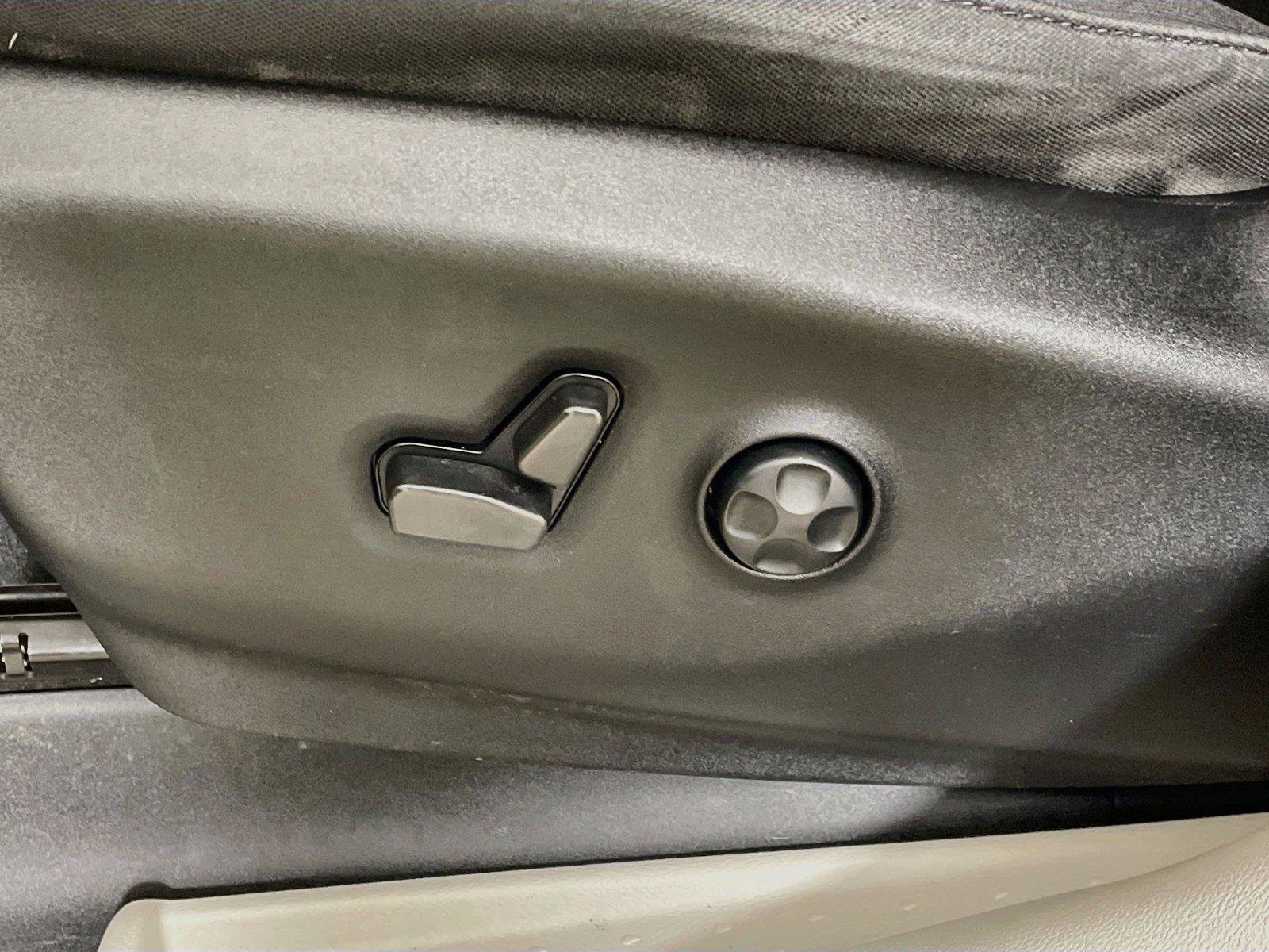 Used 2021 Chrysler Voyager LX FWD image 20