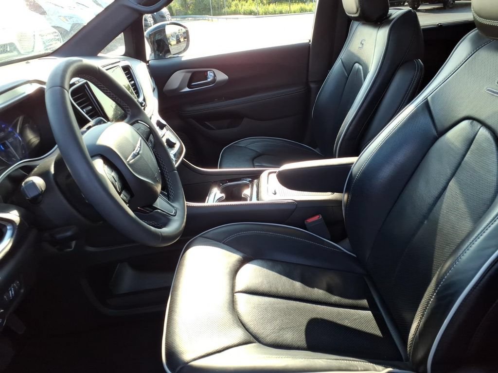 Certified 2025 Chrysler Pacifica Limited FWD image 9