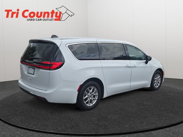 Used 2024 Chrysler Pacifica Touring-L FWD image 8