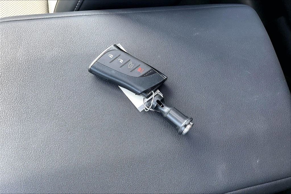 Used 2024 Lexus GX 550 w/ Accessory Package (Z1) image 12