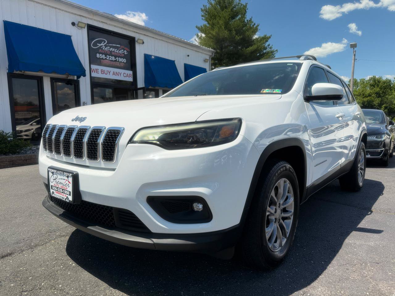 Used 2019 Jeep Cherokee Latitude Plus w/ Comfort/Convenience Group AWD/4WD image 1