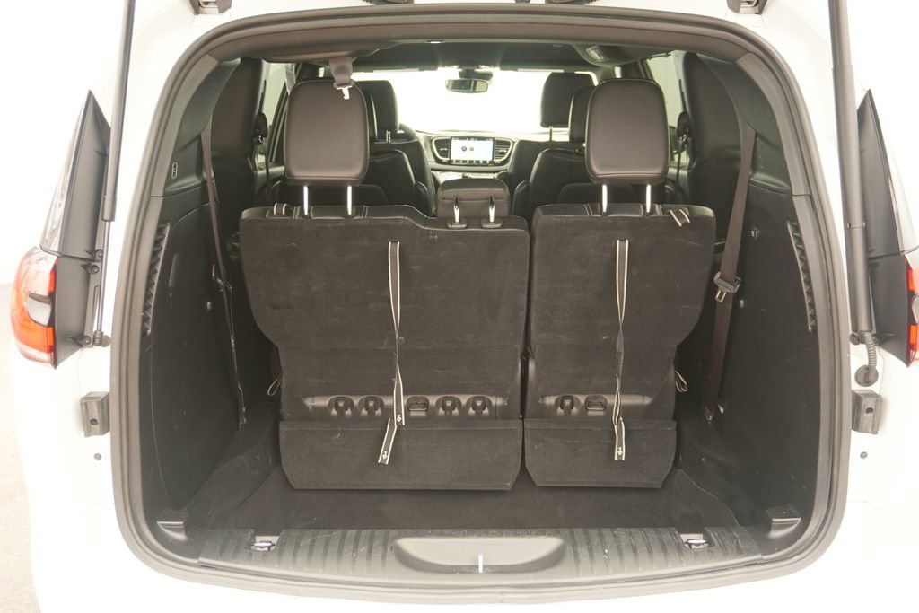 Used 2025 Chrysler Pacifica Select image 8