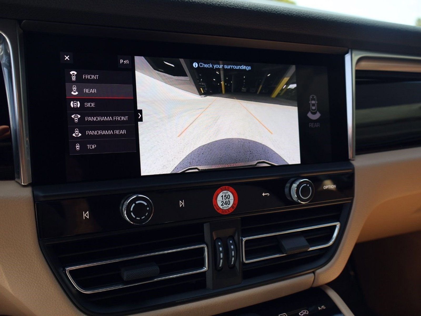 Certified 2025 Porsche Macan AWD/4WD image 19