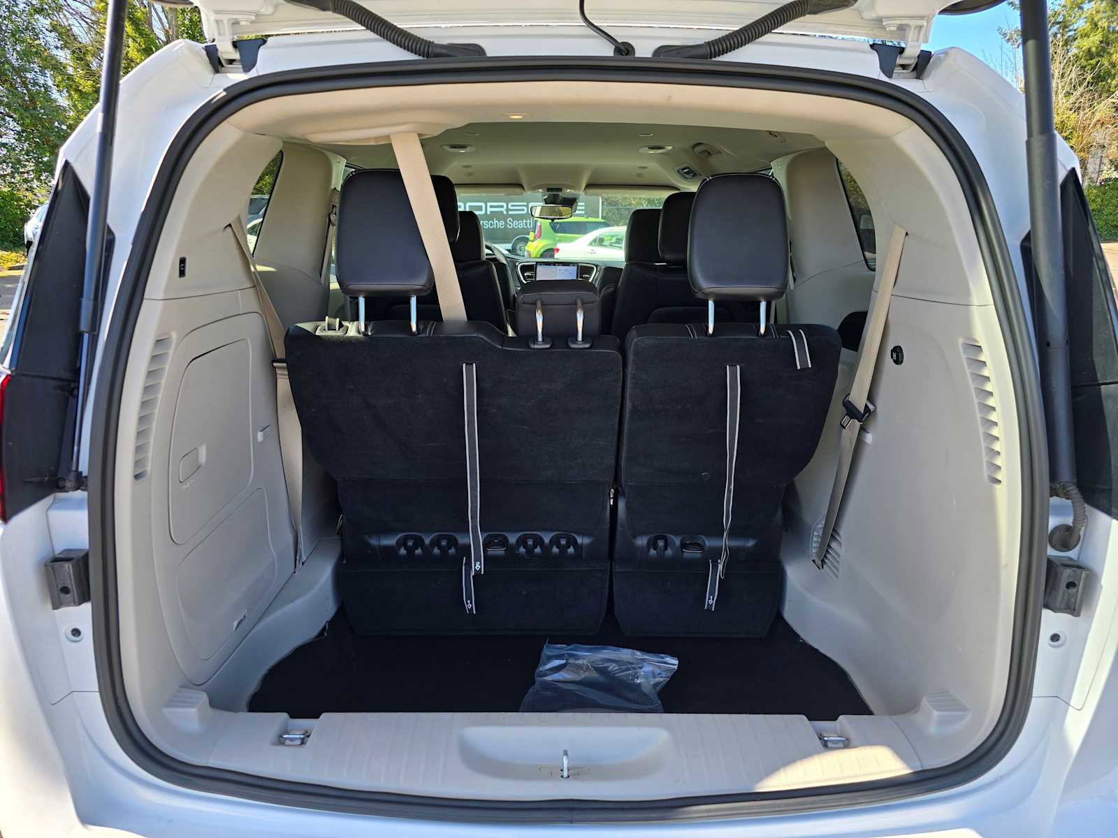 Used 2024 Chrysler Pacifica Select image 16