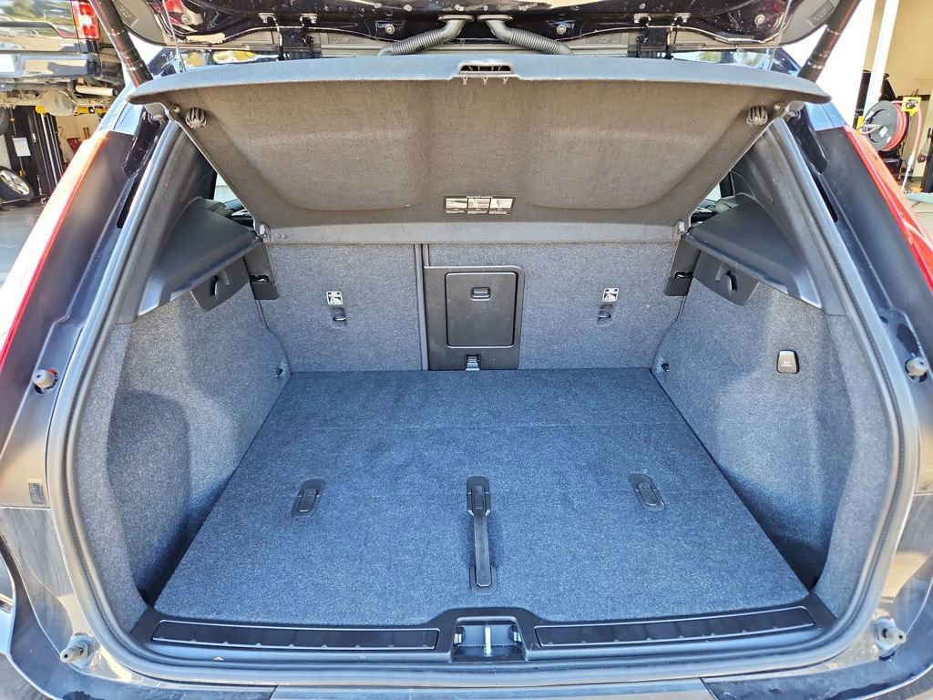 Used 2024 Volvo XC40 B5 Plus w/ Climate Package image 29