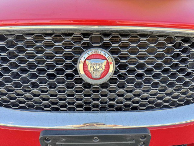 Used 2019 Jaguar XE Premium image 13