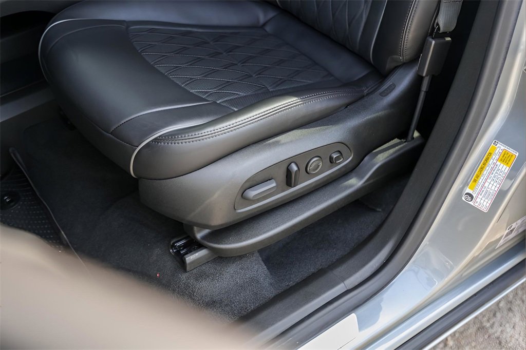 Used 2024 Buick Enclave Avenir w/ Avenir Technology Package image 8