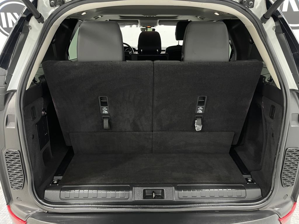 Used 2017 Land Rover Discovery SE image 28
