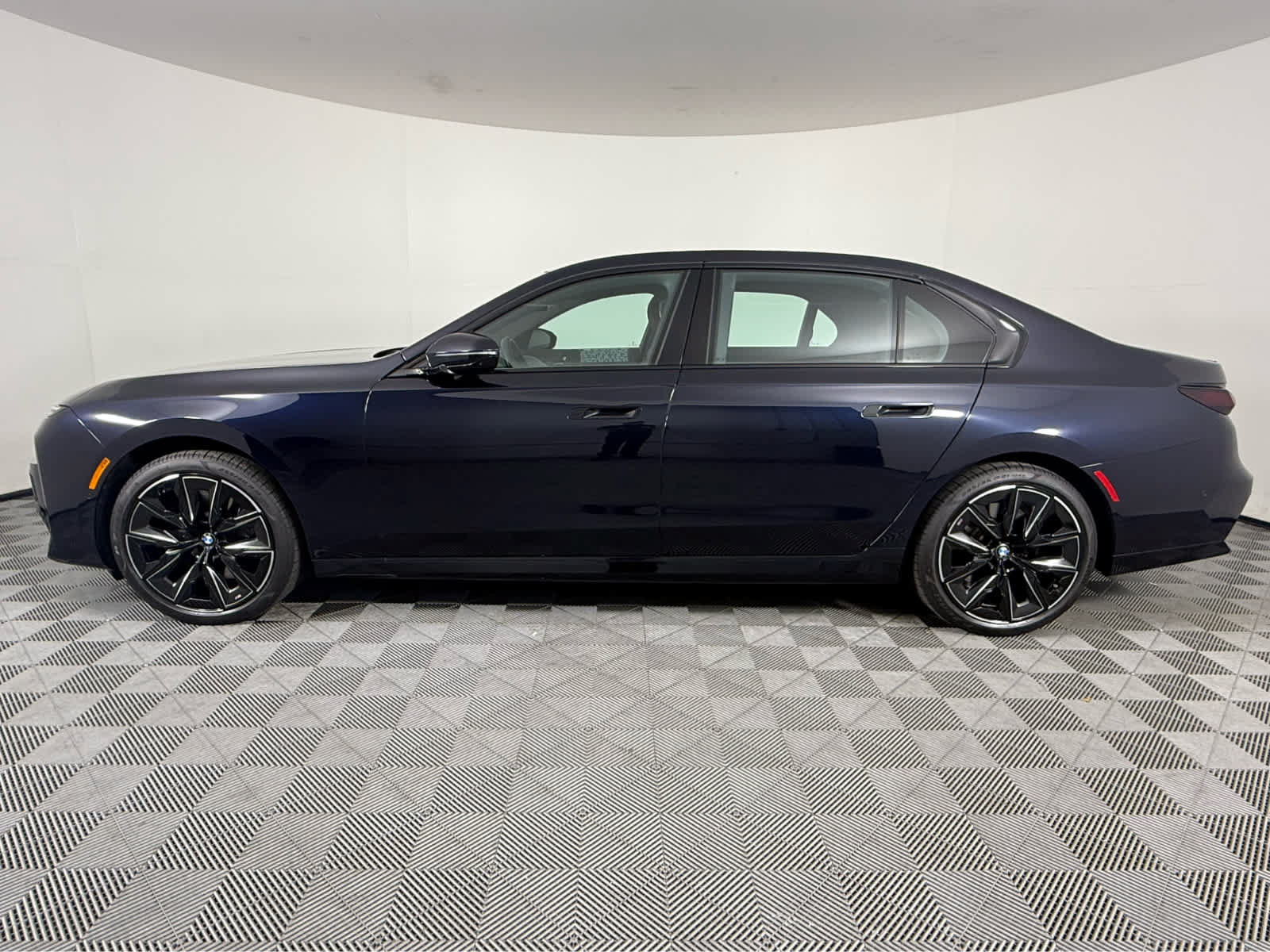 Certified 2025 BMW 740i w/ Premium Package RWD image 6