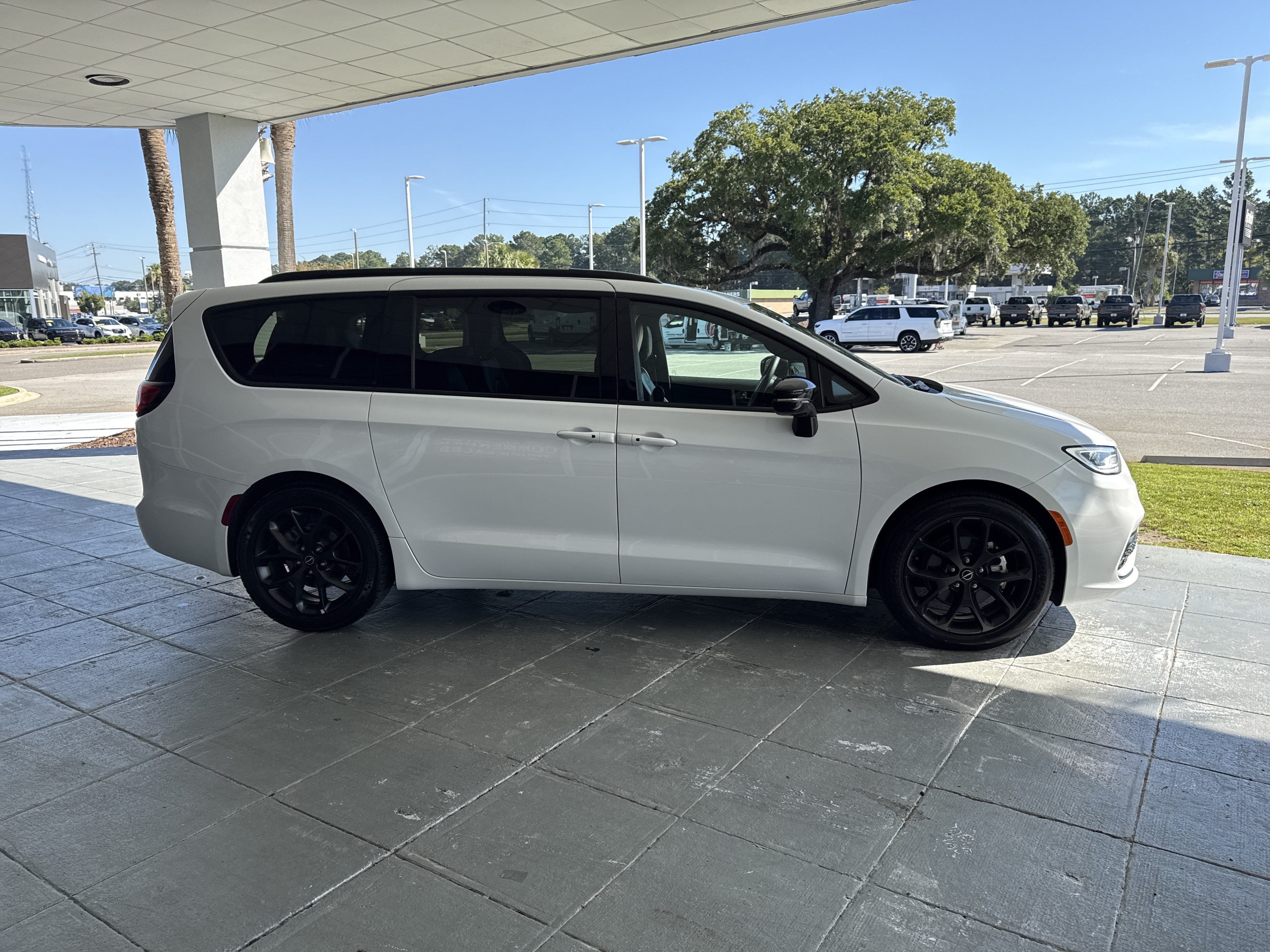 Used 2025 Chrysler Pacifica Limited FWD image 13