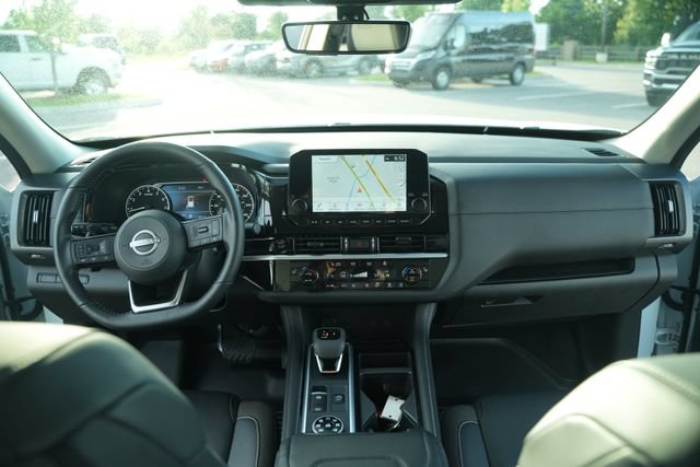 Used 2025 Nissan Pathfinder SL AWD/4WD image 26