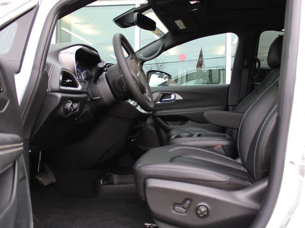 New 2026 Chrysler Pacifica Select AWD/4WD image 10