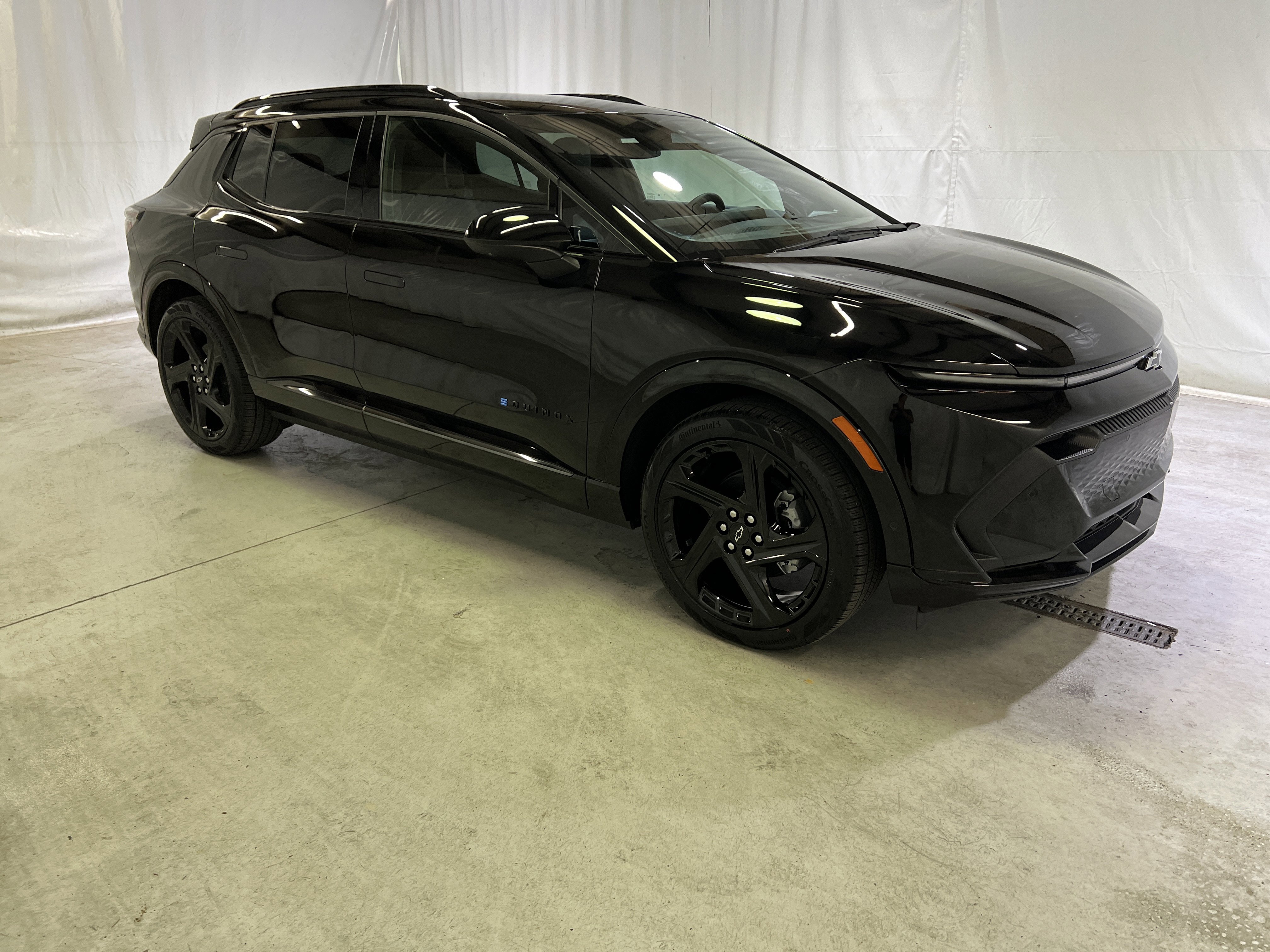Used 2024 Chevrolet Equinox EV RS FWD image 2