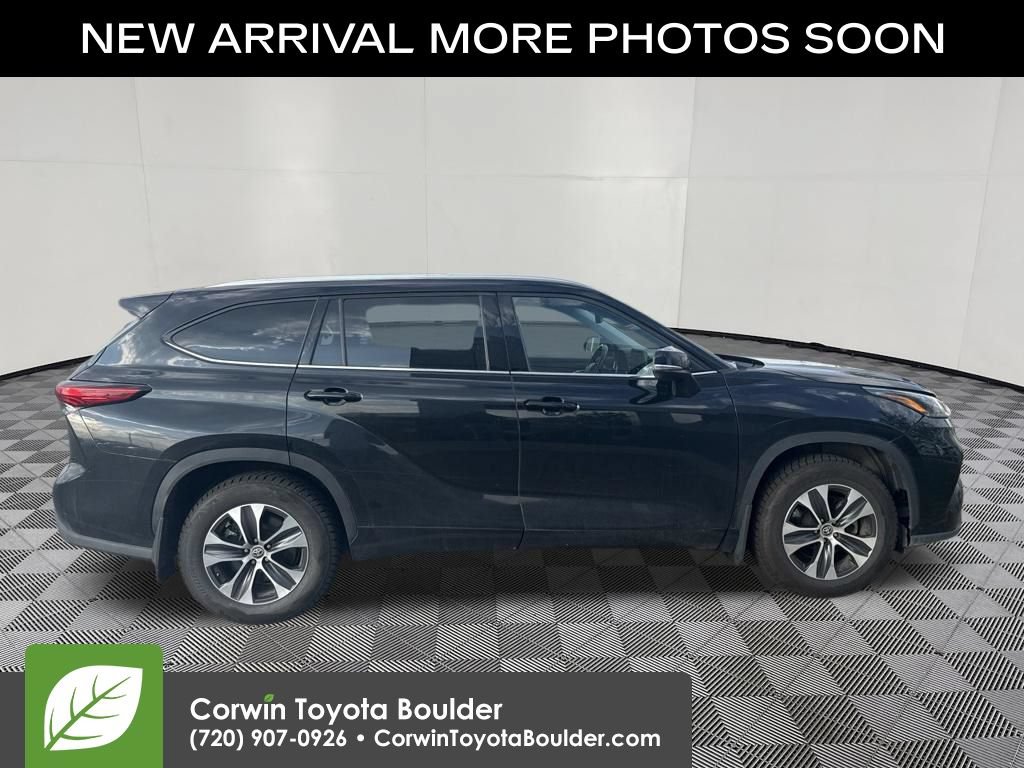 Used 2021 Toyota Highlander XLE AWD/4WD image 9