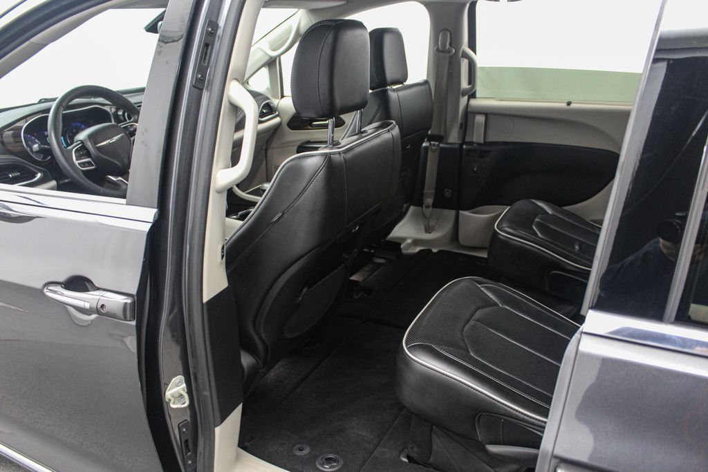Used 2022 Chrysler Pacifica Limited FWD image 19