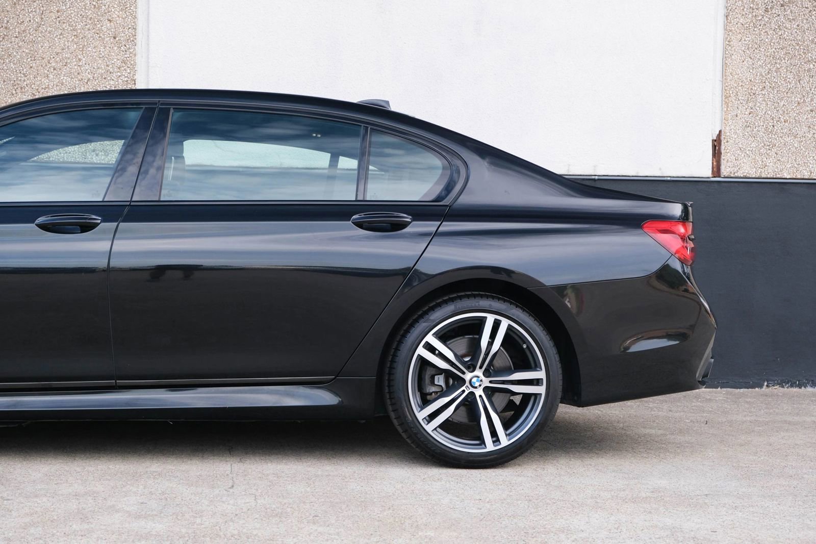 Used 2019 BMW 750i w/ M Sport Package image 8