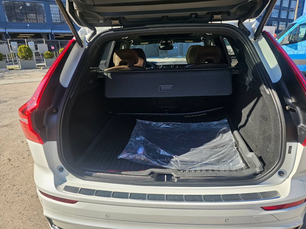 Certified 2023 Volvo XC60 B5 Plus w/ Climate Package AWD/4WD image 7
