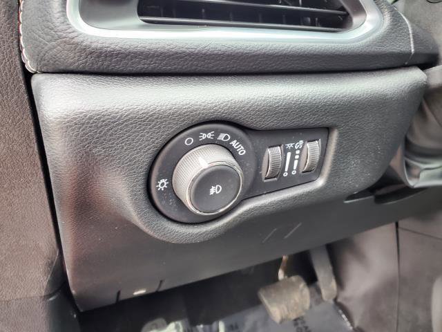 Used 2024 Chrysler Pacifica Premium image 10