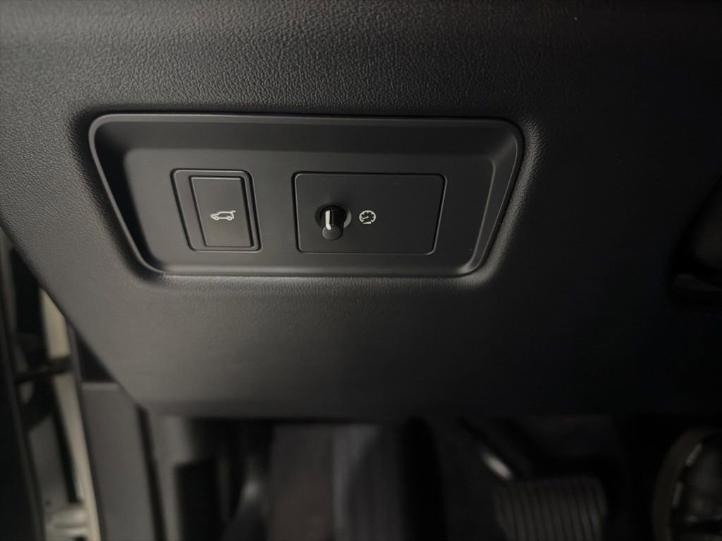 Used 2018 Land Rover Range Rover HSE image 16