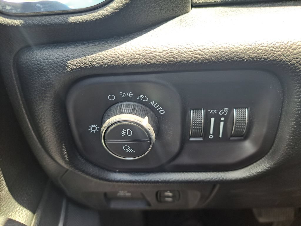Used 2019 RAM 1500 Laramie AWD/4WD image 17