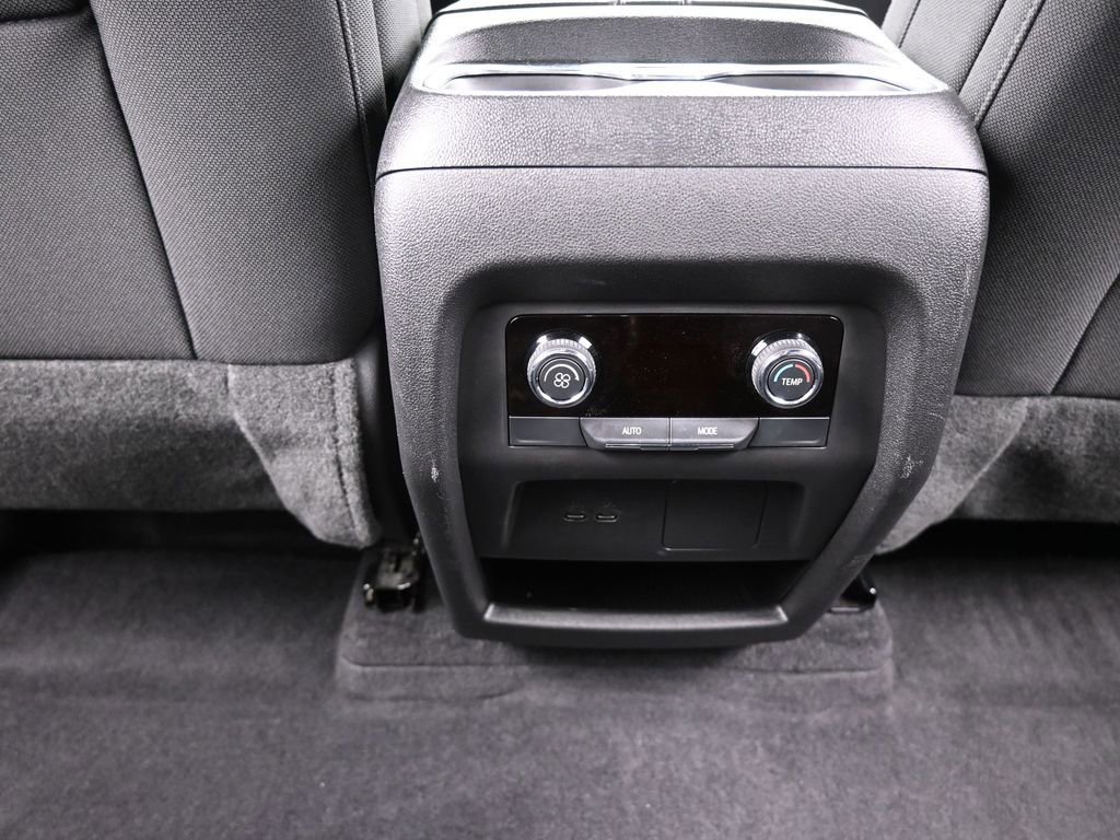 Used 2025 Chevrolet Traverse LT image 37