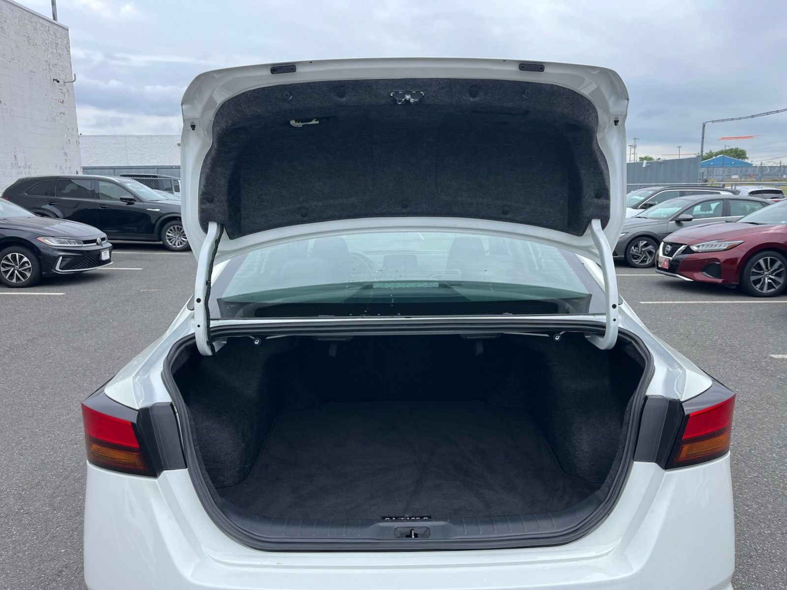 Used 2025 Nissan Altima 2.5 SV FWD image 32