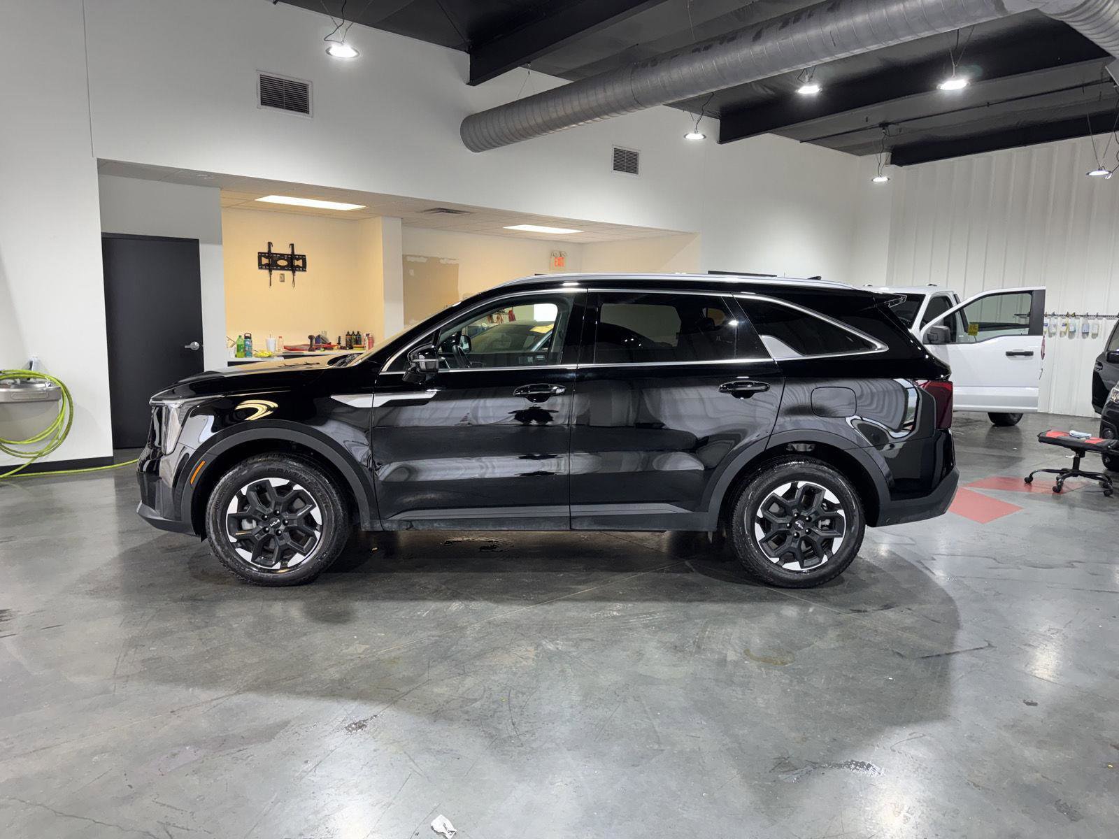 Used 2025 Kia Sorento S AWD/4WD image 2